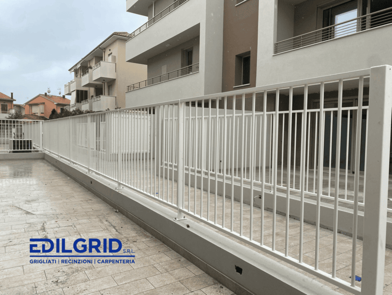 Recinzione Pegaso con tubi verticali da 20 mm con luce inferiore a 100 mm