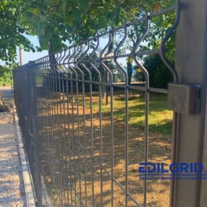 Pannello in Rete Simplex installato lungo il perimetro di un giardino privato, finitura Verniciata