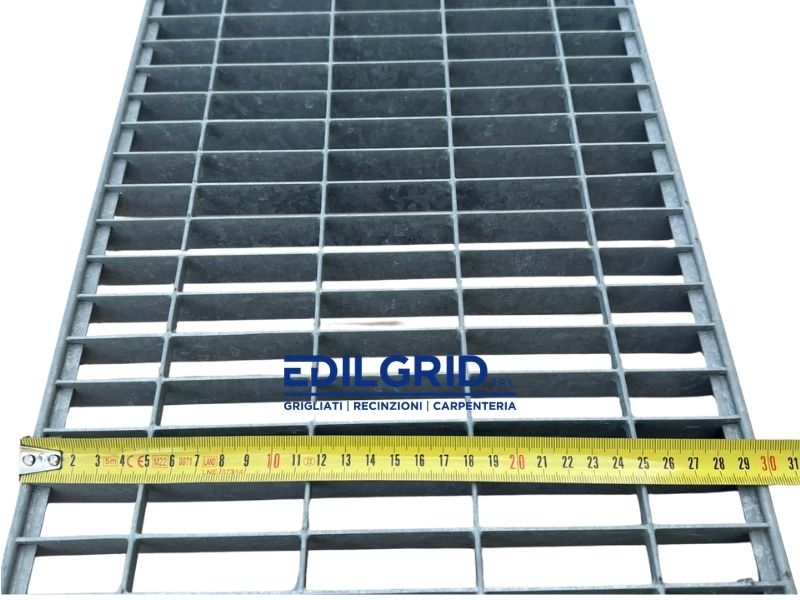 Grigliato in acciaio zincato per canaletta di scolo 300x1000 mm h 25x2 mm maglia 22x66 pronto a magazzino.